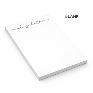 Puede incluir: Un bloc de notas rectangular de color blanco con una pila de hojas de papel. La hoja superior presenta el nombre elizabeth impreso en una fuente cursiva negra en la parte superior. La palabra BLANK aparece en letras may&uacute;sculas negras.