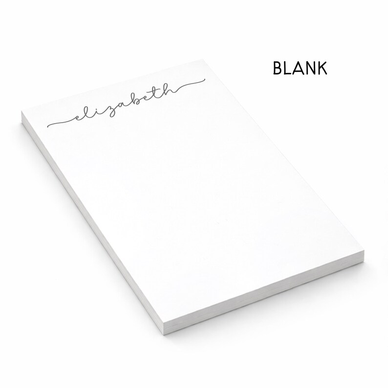 Puede incluir: Un bloc de notas rectangular de color blanco con una pila de hojas de papel. La hoja superior presenta el nombre elizabeth impreso en una fuente cursiva negra en la parte superior. La palabra BLANK aparece en letras may&uacute;sculas negras.