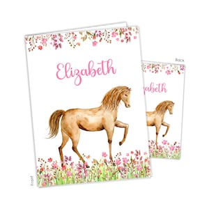 Puede incluir: Tarjeta blanca con una ilustración en acuarela de un caballo marrón con melena y cola sueltas, en un campo de flores rosas y moradas. El nombre "Elizabeth" está escrito en rosa.