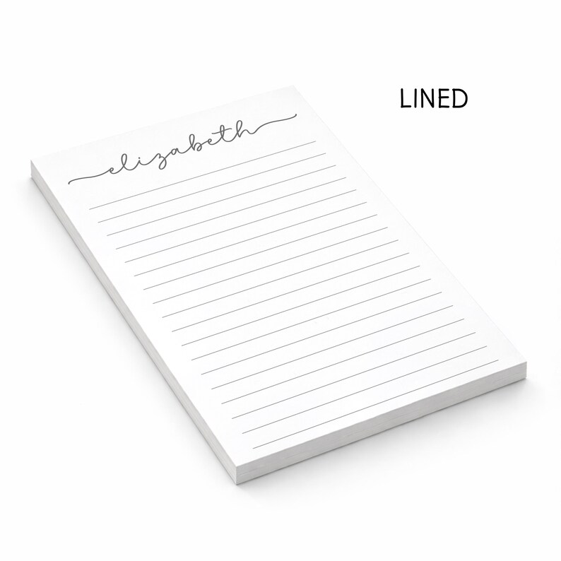 Puede incluir: Un bloc de notas rectangular blanco con l&iacute;neas horizontales negras y el nombre elizabeth impreso en una escritura cursiva negra en la parte superior. La palabra LINED est&aacute; impresa en letras may&uacute;sculas negras en la esquina superior derecha.