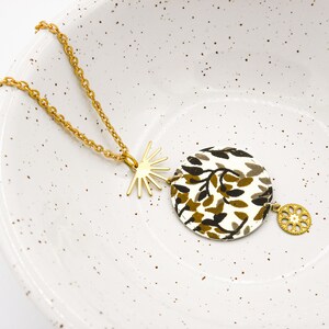 Collezione LENIDA • collana con elementi in ottone e pendente in carta, carta giapponese, carta indiana, sole, cerchio