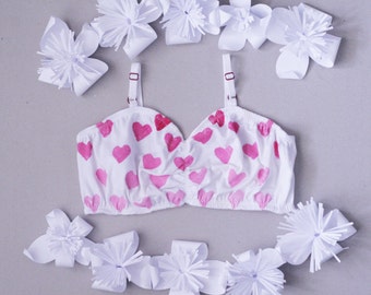 Aimer / Bralette imprimée à la main en coton biologique avec des coeurs roses / Fabriqué sur commande