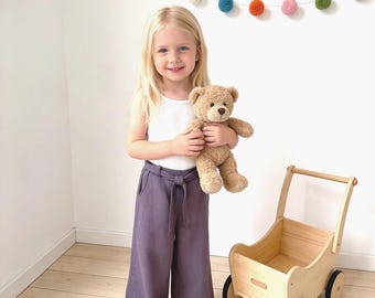 Pantalones de lino de pierna ancha para niños con cintura ajustable.