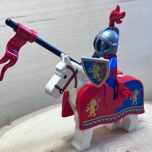 Lion Knight on White Horse, Red Barding & Lance – *New* Genuine LEGO® Minifigure