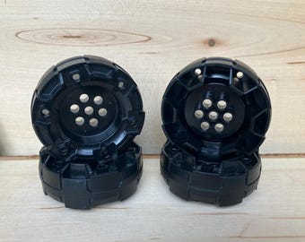 Rueda de plástico duro, con banda de rodadura, 7 orificios para pasadores y 6 orificios para barras, paquete de 4 - Piezas originales de vehículos LEGO®