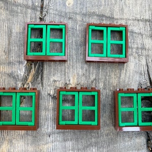 Puede incluir: Seis ventanas Lego marrones y verdes con dos cristales cada una. Las ventanas están dispuestas en dos filas de tres.