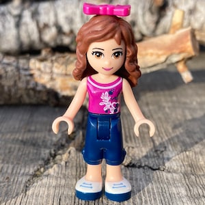 Olivia in Dark Blue Cropped Trousers and Magenta Top with Bow – Genuine LEGO® Friends Minifigure