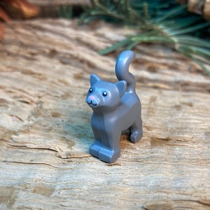 Steingraue Katze, stehend mit weißer Schnauze und rosa Nase - Echtes LEGO® Tier
