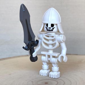 Skelett-Krieger mit weißem Helm und magischem Großschwert - Original LEGO® Minifigur