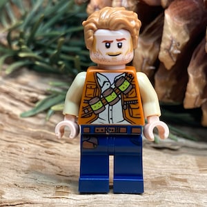 Owen Grady, Dark Orange Vest with Lime Canisters - Jurassic World, Genuine LEGO® Minifigure