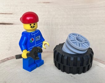 Octan-monteur houdt een moersleutel vast en werkt aan een wiel en band - Echte LEGO® minifiguur