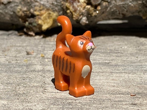 Gatto in piedi con petto e muso marrone chiaro, strisce marrone scuro e  motivo del naso rosa brillante autentico animale LEGO® -  Italia