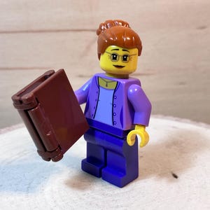 Lady Librarian in Purple with a Book – *New* Genuine LEGO® Minifigure