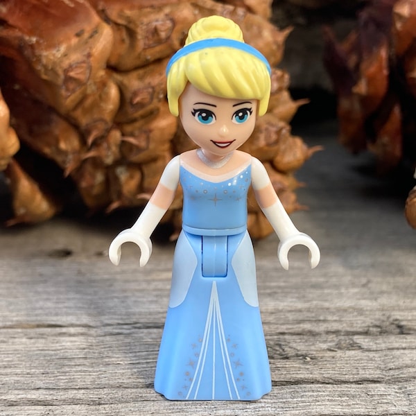 Cendrillon vêtue d’une robe bleu clair vif et de gants blancs - Princesse Disney, véritable figurine LEGO®