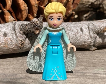 Elsa w lśniącym, jasnoniebieskim pelerynie – oryginalna minifigurka LEGO® Księżniczki Disneya