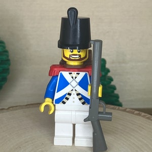 Garde impériale avec épaulettes rouges et sac à dos marron tenant un fusil - Château, figurine LEGO® authentique