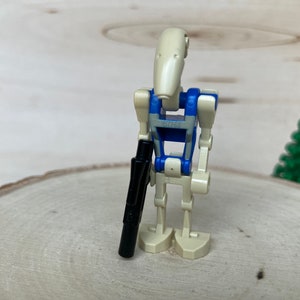 Battle Droid Pilot with Blue Torso and Tan Insignia holding a Medium Blaster - Star Wars, Genuine LEGO®