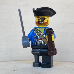Fancy Holzbein-Pirat mit Dreispitz & Macher - LEGO® Minifigur