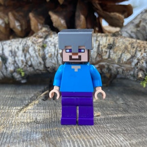 Steve wearing a Flat Silver Helmet - MC, Genuine LEGO® Minifigure