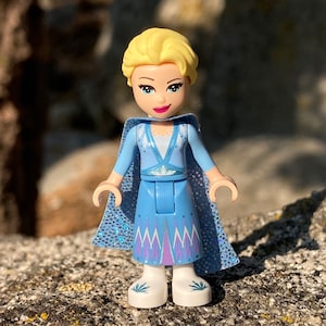 Elsa with Glitter Cape, Medium Blue Skirt & White Shoes – Disney Princess Genuine LEGO® Minifigure