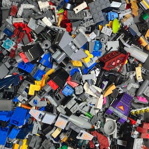 Può includere: Una grande collezione di mattoncini e pezzi Lego colorati, che includono varie forme, dimensioni e colori. La collezione include una varietà di pezzi Lego, come mattoncini, piastre, pendenze e altri pezzi specializzati.