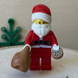 プレゼント袋とクッキーを持った赤い足のサンタクロース - 本物の LEGO® ミニフィギュア