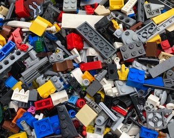 Peut inclure: Une grande collection de briques et de pièces Lego colorées, comprenant différentes formes, tailles et couleurs. Les briques sont disposées en un tas aléatoire, créant une scène visuellement attrayante et chaotique.
