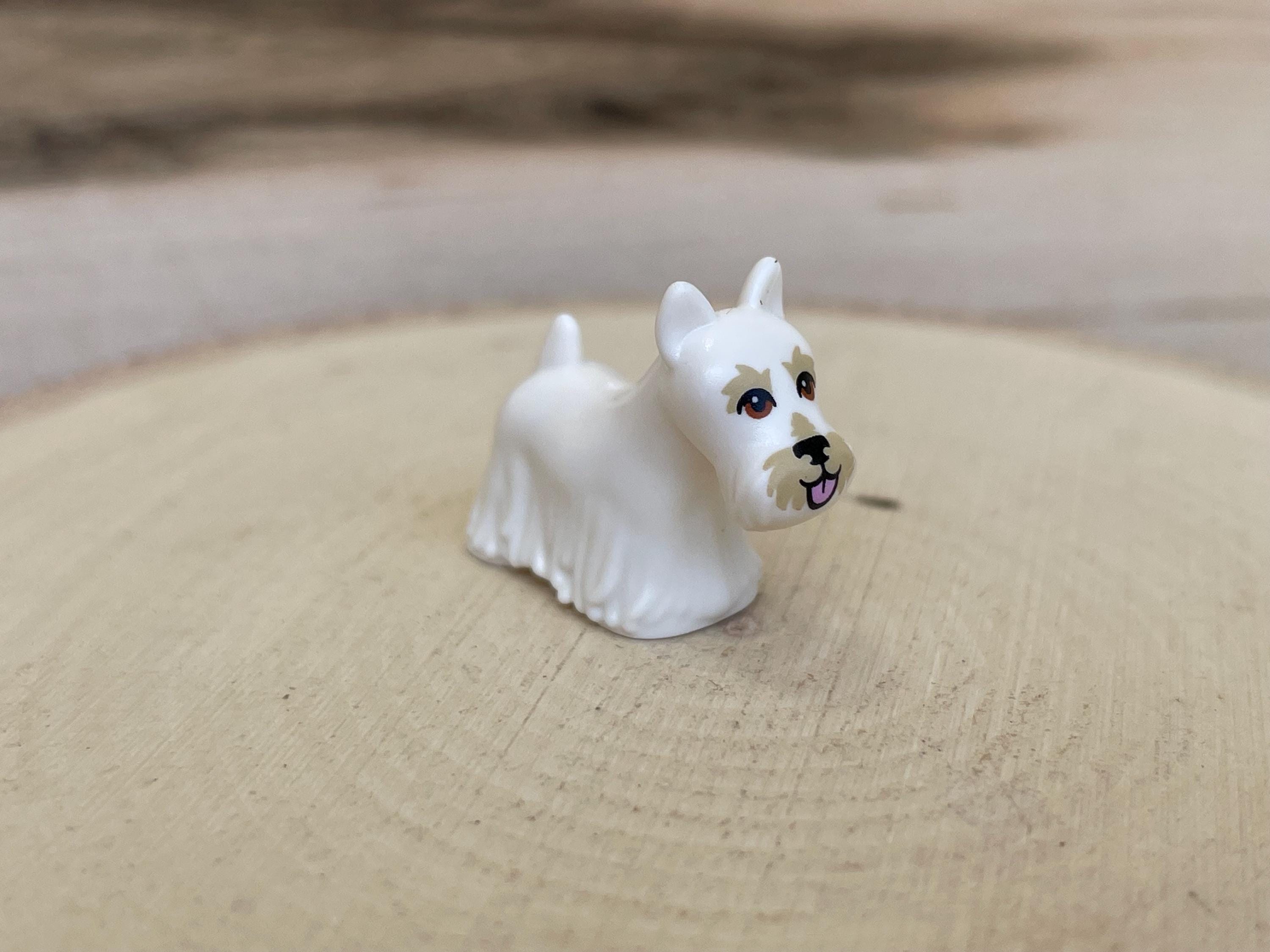 赤茶色の目をした白いスコティッシュ・テリア – 本物のレゴ®アニマル