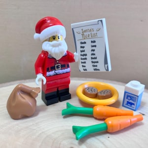 Papai Noel com lista de bonzinhos/travessos, leite, biscoitos e cenouras - Minifigura LEGO® original