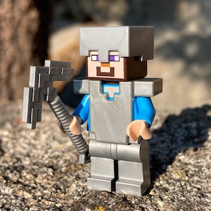 Steve en armure argentée tenant une pioche - Minifigure LEGO® authentique