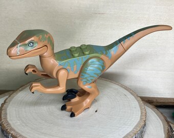 ダークグリーンの背中とダークブルーの模様の恐竜ラプトル 