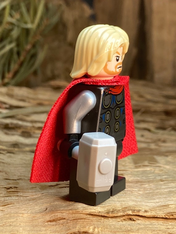 Thor アクションフィギュア 赤いマント 赤いマントをまとい、ミョルニルを握るソー - スーパー