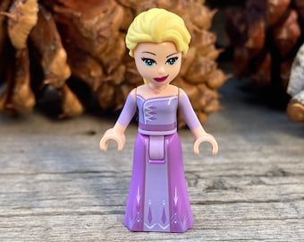 ラベンダーとミディアムラベンダーのドレスを着たエルサ – ディズニー
