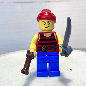 Pirat mit rot gestreiftem Hemd und roter Bandana - Original LEGO® Minifigur