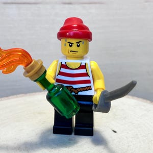 Pirat mit rotem gestreiften Hemd & Molotow - Original LEGO® Minifigur