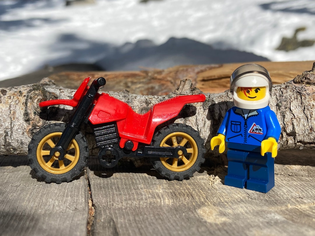 Motorcycle Dirt Bike LEGO Funpack Includes a Figure and