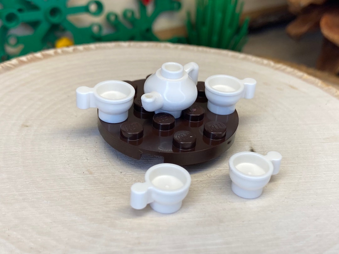 Teiera e tazze da tè con vassoio da portata marrone scuro