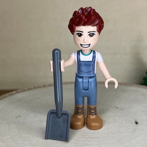 Daniel em Botas Nougat, Jeans Azul Areia e Macacão com Pá - Friends, Minifigura LEGO® Genuína
