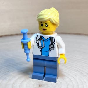 Blonde RN Krankenschwester, die eine Spritze hält - Original LEGO® Minifigur
