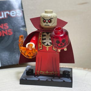 Szass Tam, Dungeons & Dragons (ensemble complet avec support et accessoires) - Minifigure LEGO® authentique