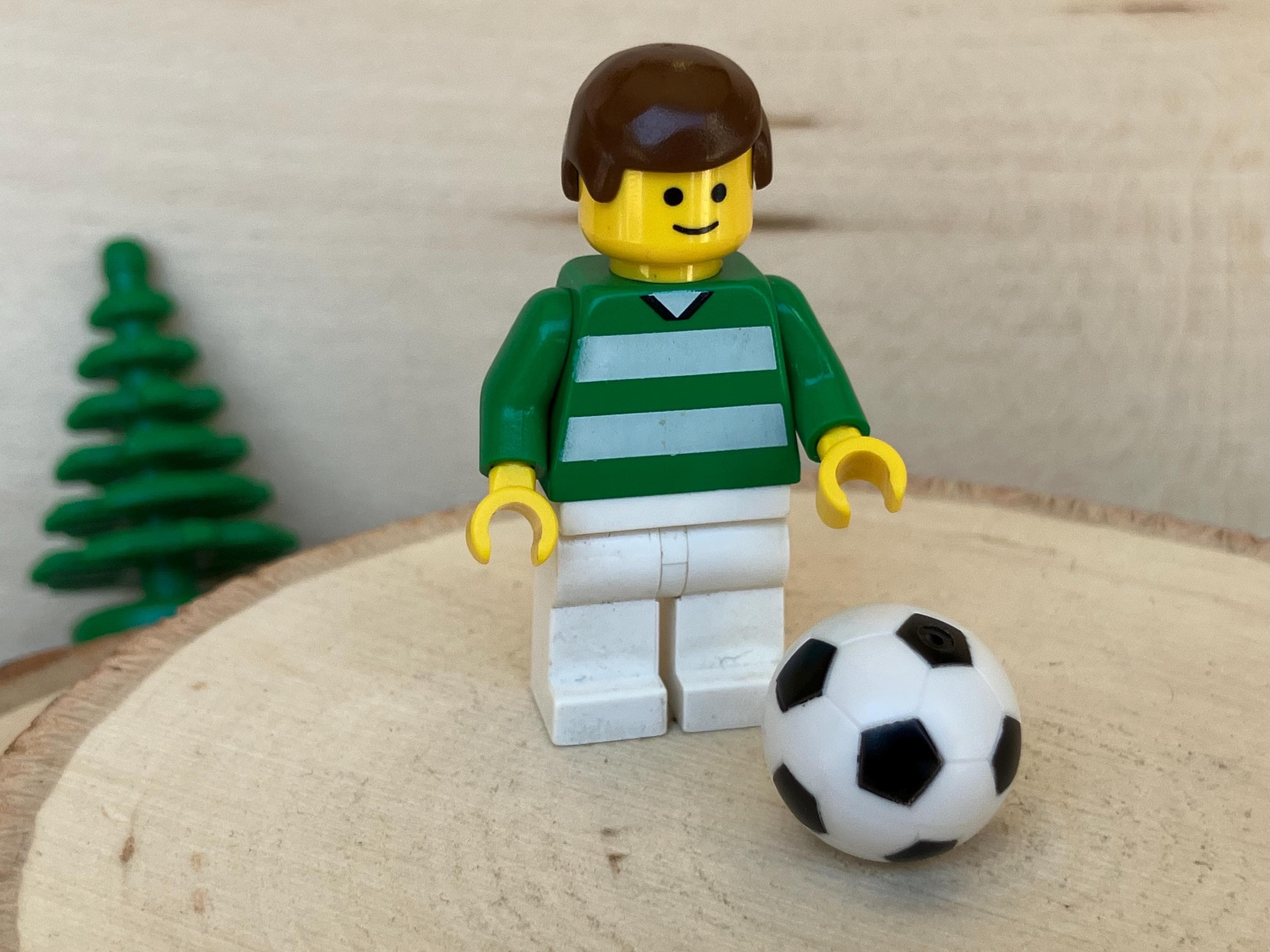ボールを蹴るサッカー選手 - シティ、本物の LEGO® ミニフィギュア 