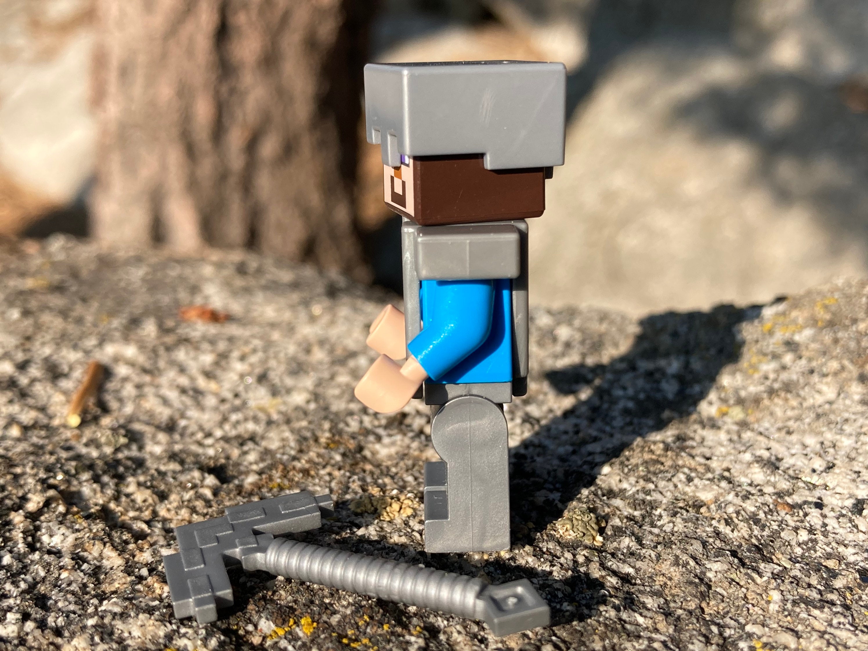 フラットシルバーアーマーを身に着け、ツルハシを持ったスティーブ