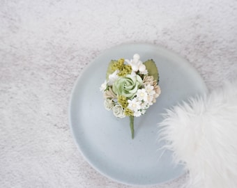 Boutonnière de flores blancas y verde salvia, prendedor, accesorios de boda, ramillete de graduación