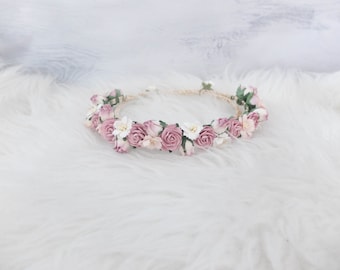 Corona de flores de rosas rosa empolvado: tocado de boda minimalista