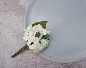 Boutonnière de flores blancas y verdes, ojal, accesorios de boda, ramillete de graduación
