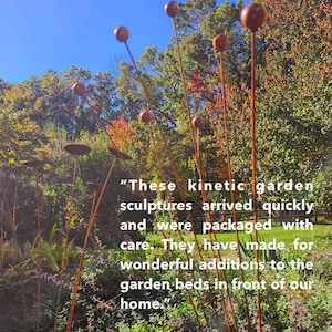 Rusty Metal Gartenkunst: Kinetische Skulptur mit schwingenden Kugeln Bild 7