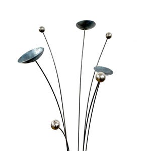 Metallträdgårdskonst: Kinetisk blom- och knoppskulptur Raw Steel