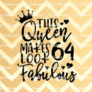 Puede incluir: Diseño gráfico de texto en blanco y negro con una corona en la parte superior. El texto dice "This Queen Makes 64 Look Fabulous".