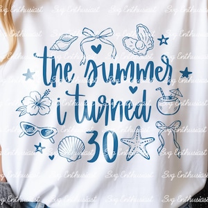 Puede incluir: Una camiseta blanca con un diseño gráfico azul oscuro con el texto "the summer i turned 30" rodeado de ilustraciones de una concha, un lazo, una ostra con perla, una flor de hibisco, gafas de sol, una bebida de coco y una estrella de mar.