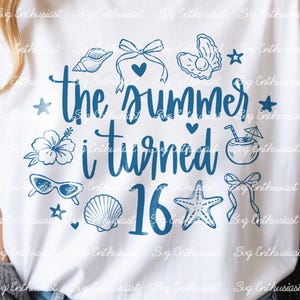 Peut inclure: Un t-shirt blanc avec un motif graphique bleu foncé portant le texte "the summer i turned 16". Le design comprend des illustrations d'un coquillage, d'un nœud, d'une huître avec une perle, d'une fleur d'hibiscus, d'une noix de coco, de lunettes et d'une étoile de mer.